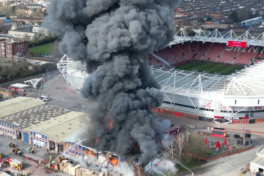 Drama u Engleskoj! Veliki požar kraj najvećeg stadiona u tom delu zemlje (VIDEO)