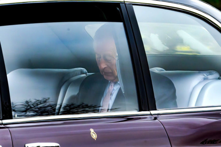 Kralj Čarls ponovo snimljen u javnosti: Proleteo u automobilu kroz masu, ljudi se okupili da ga vide posle dijagnoze raka (VIDEO)