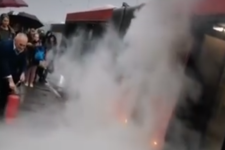 Buktinja na liniji 511: Širio se gust dim, putnici u panici izašli napolje - oglasio se MUP (VIDEO)