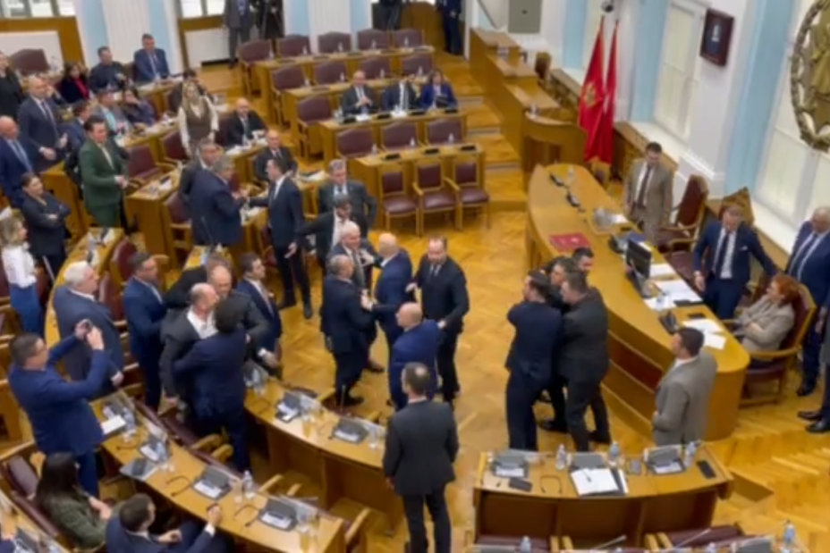Tuča u crnogorskoj skupštini: Cetinjanin Oskar Huter iz DPS uvredljivo urlao na poslanike ZBCG, dobio odgovor, pa usledio haos (VIDEO)
