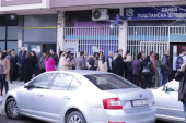 Prosvetni radnici u Kosovskoj Mitrovici bezuspešno čekali da podignu plate (VIDEO)