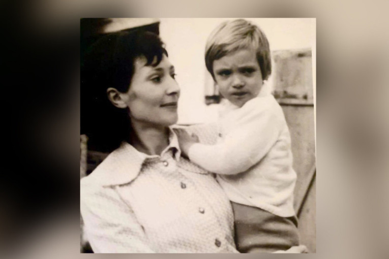 Predsednik Vučić objavio fotografije iz detinjstva: Majka ga drži u naručju kao bebu!