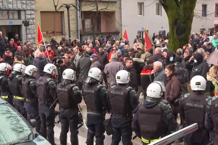 Neredi na Cetinju: Ostrašćena masa napala poslanike, vređala Andriju Mandića, Aleksu Bečića, odjekivali topovski udari i petarde(VIDEO)