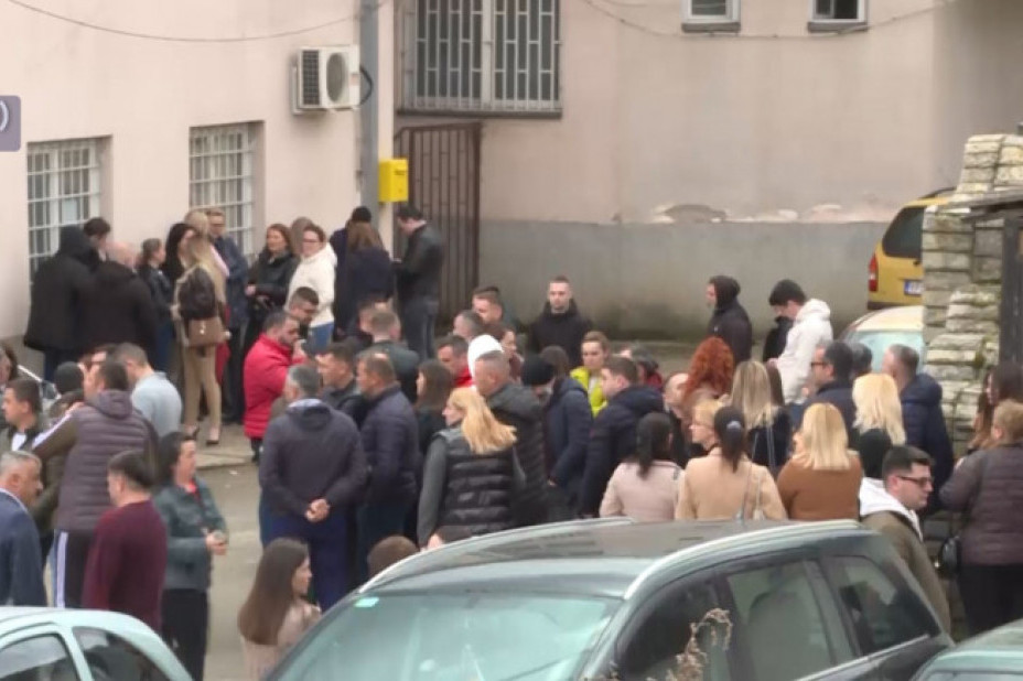 Srpski narod se našao uza zid, ovo je tiha "Oluja": Zdravstveni i prosvetni radnici u Šilovu na KiM protestuju jer u pošti nema dinara!