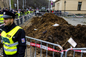 Farmeri napravili rusvaj u Češkoj: Sipali stajsko đubrivo ispred Vlade, Prag blokiran, policija hapsila (VIDEO/FOTO)