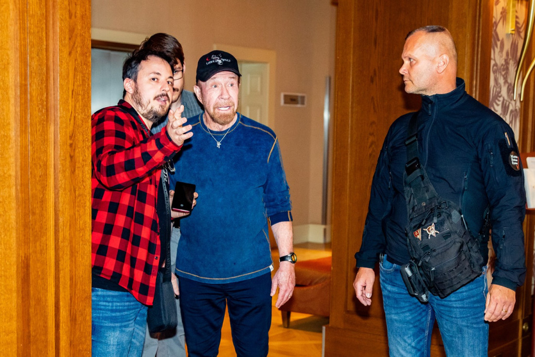 Srećan rođendan, legendo! "Da je Čak Noris živeo u staroj Grčkoj, Platon i Sokrat bi filozofirali o njemu! Evo zašto ga Srbi obožavaju!