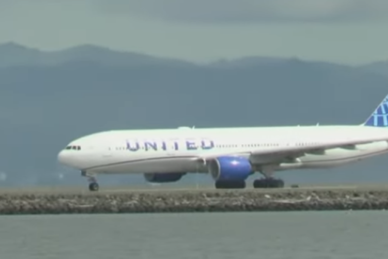 Jeziv snimak: Putničkom avionu otpao točak tokom poletanja! (VIDEO)