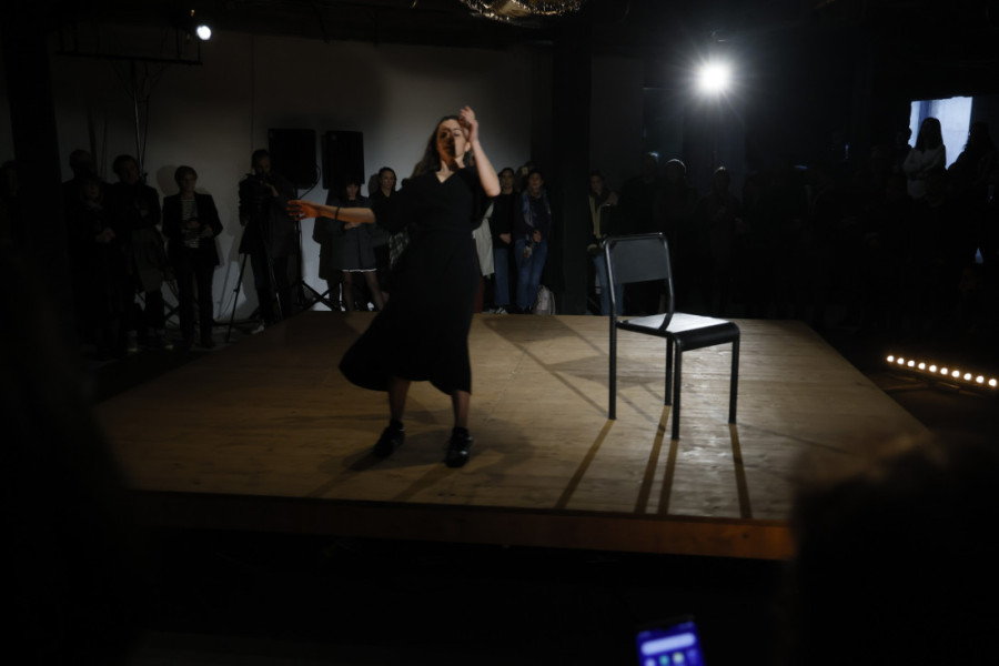 Scene od kojih zastaje dah oduševile publiku: Održana beogradska premijera predstave "Neuhvatljiva tačka odlaganja" (FOTO)