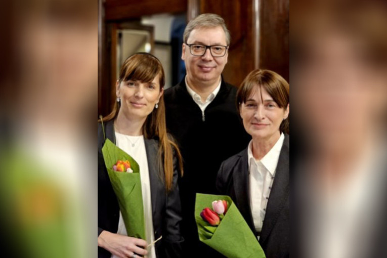Vučić podelio cveće damama zaposlenim u Predsedništvu (VIDEO)