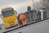 Saobraćajka na putu Vrbas - Srbobran: Kamion sleteo s puta i završio na boku (VIDEO)