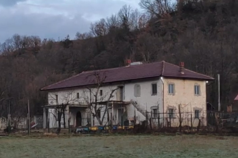 Srbin otišao da vidi "žutu kuću" i zatekao horor: Tela su još uvek tamo! Među grobovima lokalaca video sam i humke obeležene samo kamenom