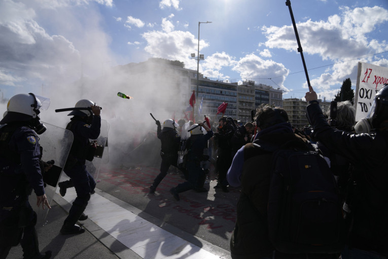 "Ratno stanje" u Atini: Na protestu protiv reforme zakona o obrazovanju "radili" kamenice i Molotovljevi kokteli (FOTO)