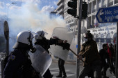Neredi u Atini: Studenti palili vozila, policija odgovorila šok-bombama (VIDEO)