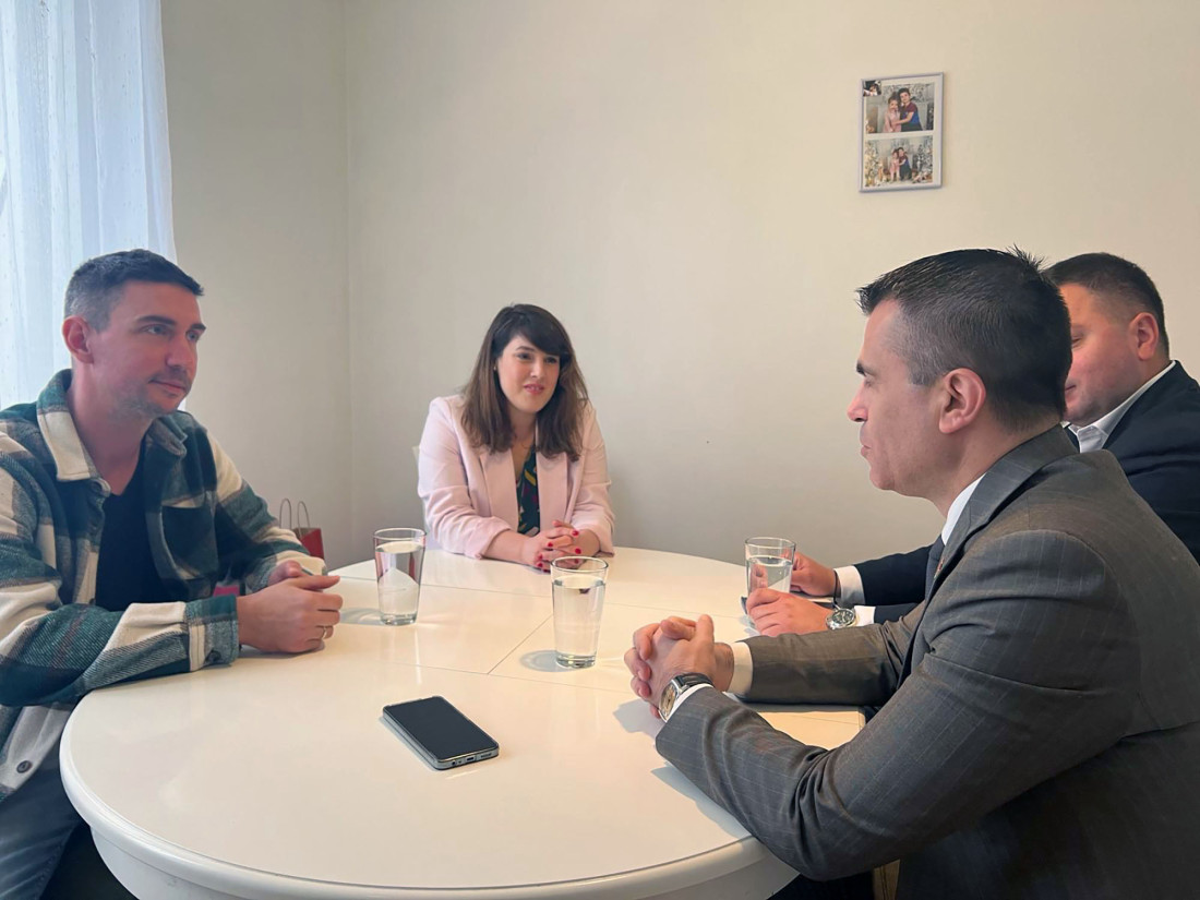 Milićević posetio porodicu koja se posle 10 godina vratila u Srbiju: Želimo da nam deca odrastaju na srpskim moralnim i duhovnim vrednostima