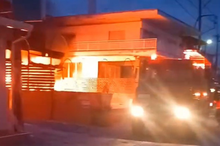 Požar u jednom od omiljenih letovališta Srba: Vatra guta objekat, iza svega stoji obračun kriminalaca? (VIDEO)