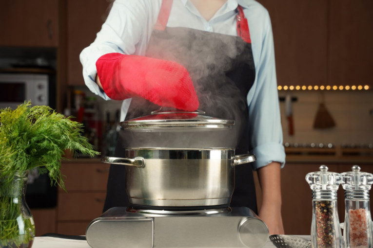 Ako se i vama dešava da tokom kuvanja napravite haos na šporetu, trik s poklopcem to rešava za tren (VIDEO)
