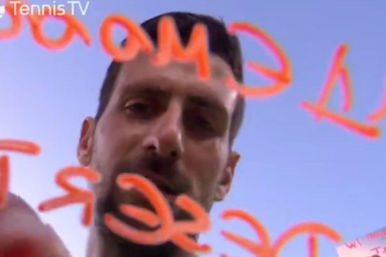 Tako to radi najbolji: Novak ćirilicom ispisao poruku na kameri koja je oduševila navijače!