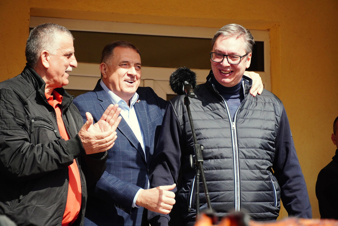 Vučić u selu Pambukovica: "Već za sedam dana kreće gradnja puta do Uba!" Meštani spremili posluženje i poklone (FOTO)