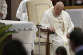 Vatikan morao da pojasni papine reči: Na šta je Franja mislio kada je pozvao Ukrajinu da podigne belu zastavu?