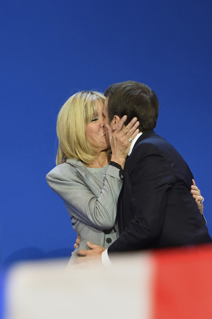 Makron je od Brižit mlađi 24 godine, a ona se u njega zaljubila dok je još išao u školu: Sve o kontroverznom braku francuskog lidera