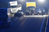 Težak udes kod Vrčina: Sudarila se 3 automobila i kamion, ima mrtvih!