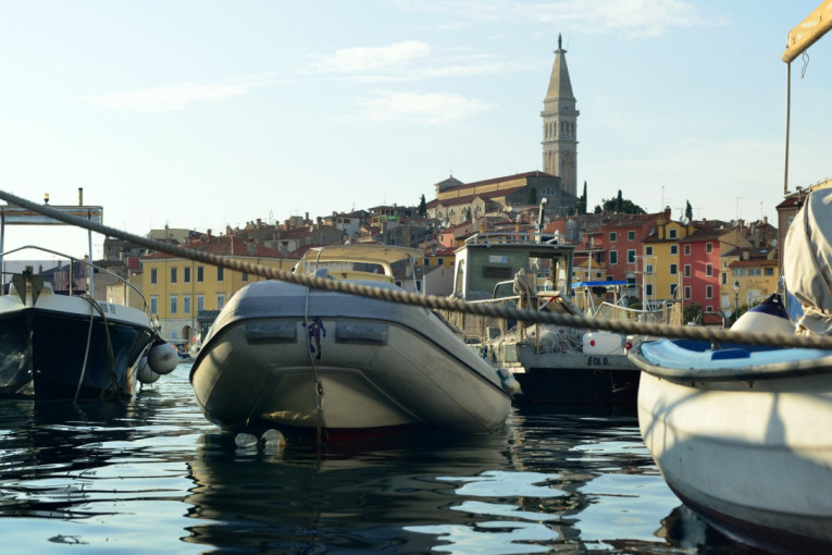Panika među turistima u Rovinju: Neobična stvorenja preplavila Jadran, turisti u šoku!