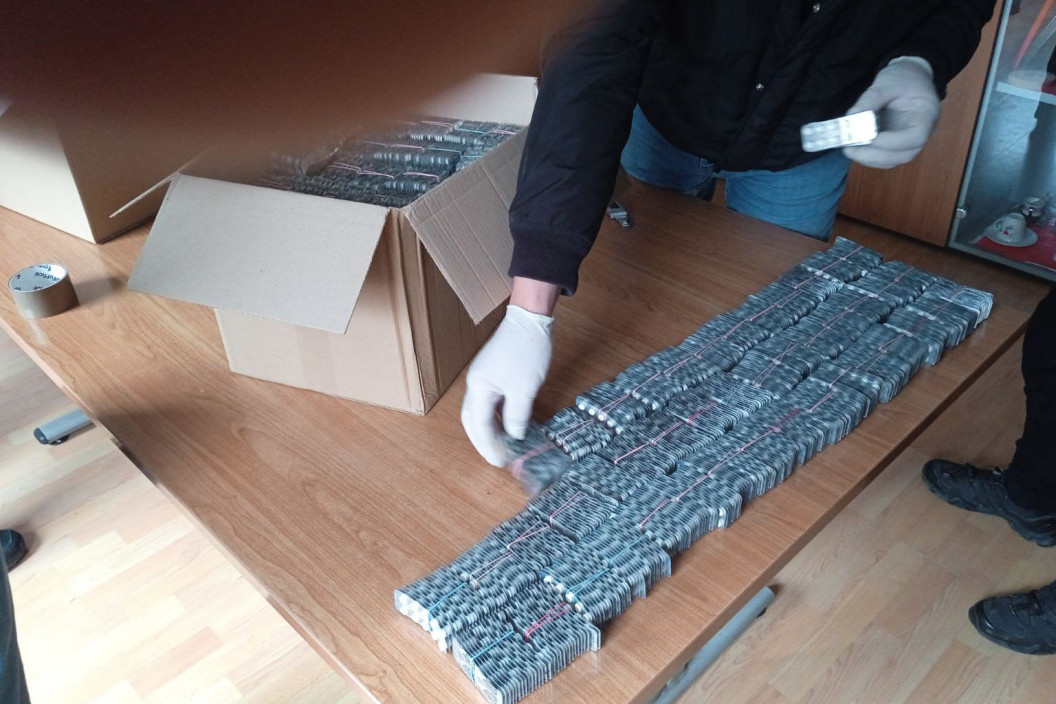 Velika zaplena i hapšenje na Bačkom Bregu: U 32 kutije spakovano 854.595 različitih tableta sa liste psihoaktivnih! (FOTO)