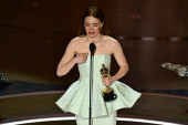 Čuvena modna kuća „zaradila" ozbiljan minus na ovogodišnjem Oskaru: Ema Stoun pocepanu haljinu „okupala" suzama naočigled svih! (FOTO)