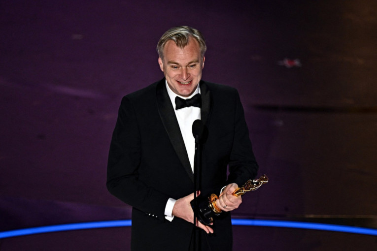 Jednostavno je morao da pobedi: Kristofer Nolan osvojio Oskara za "Openhajmera" (FOTO)