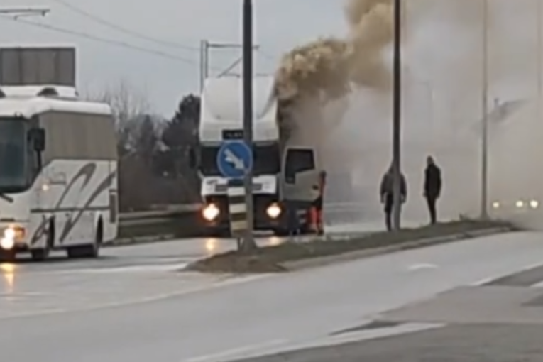 Zapalio se kamion na putu kod Lajkovca! Gust dim kulja iz vozila (VIDEO)