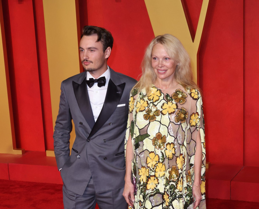 Ne treba mi niko da mi zakopčava bluzu: Pamela ponovo bez šminke, a u društvu zgodnog sina