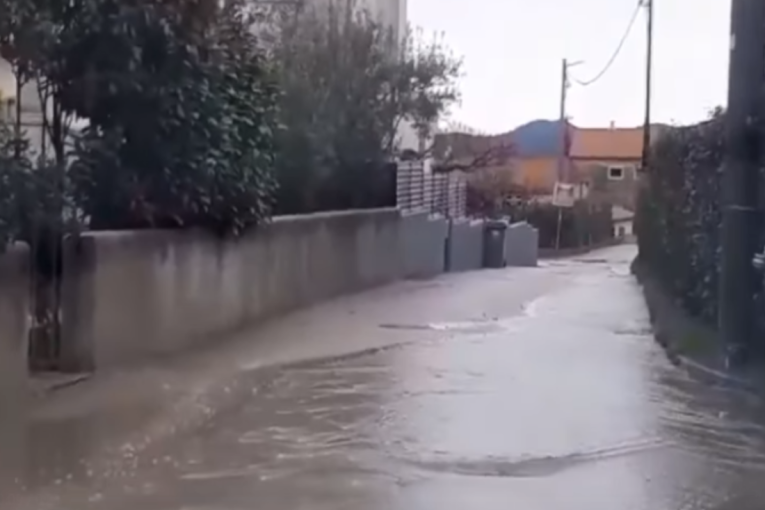 Jako nevreme pogodilo Hrvatsku: Ulice poplavljene, vetar nosi sve pred sobom (VIDEO)