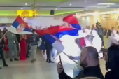 Mladenci ušli u salu, a kada je krenula pesma zavijorile se trobojke: Hit snimak sa svadbe u Pazaru! (VIDEO)