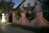 Prve fotografije kuće užasa u Novom Sadu: Ovde je muškarac izbušio bušilicom glavu ženi!