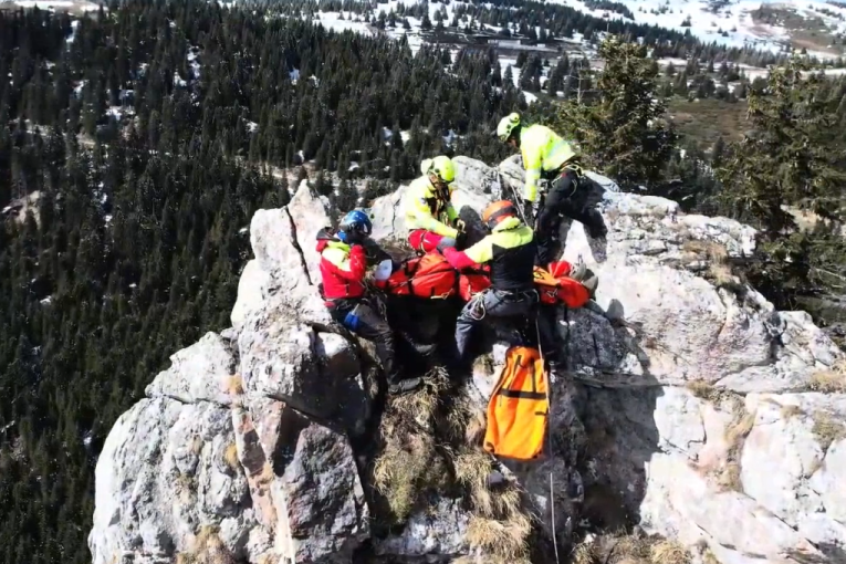 Spasavanje helikopterom sa Orlovih stena: Evakuacija povređene osobe sa nepristupačnog terena (VIDEO)