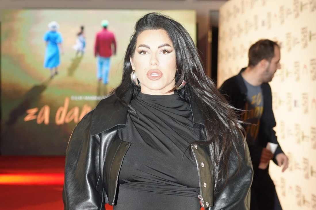 Nazdravlja i eksira rakiju! Seka Aleksić u neviđenom izdanju: Urnebesni snimak preplavio mreže! (VIDEO)