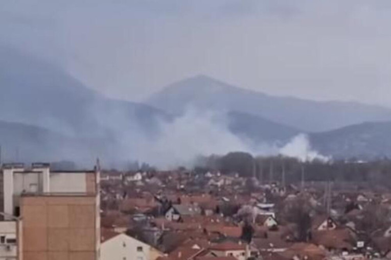 Ogroman požar u Čačku: Dim se brzo širi, snažan vetar pravi problem! (VIDEO)