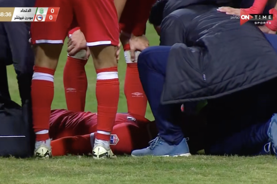 Novi užas na fudbalskoj utakmici! Reprezentativcu Egipta stalo srce na terenu! Lekari mu se bore za život! (VIDEO)