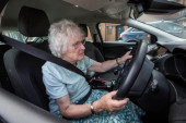Policajci ostali u šoku: Žena (103) za volanom i to bez vozačke dozvole