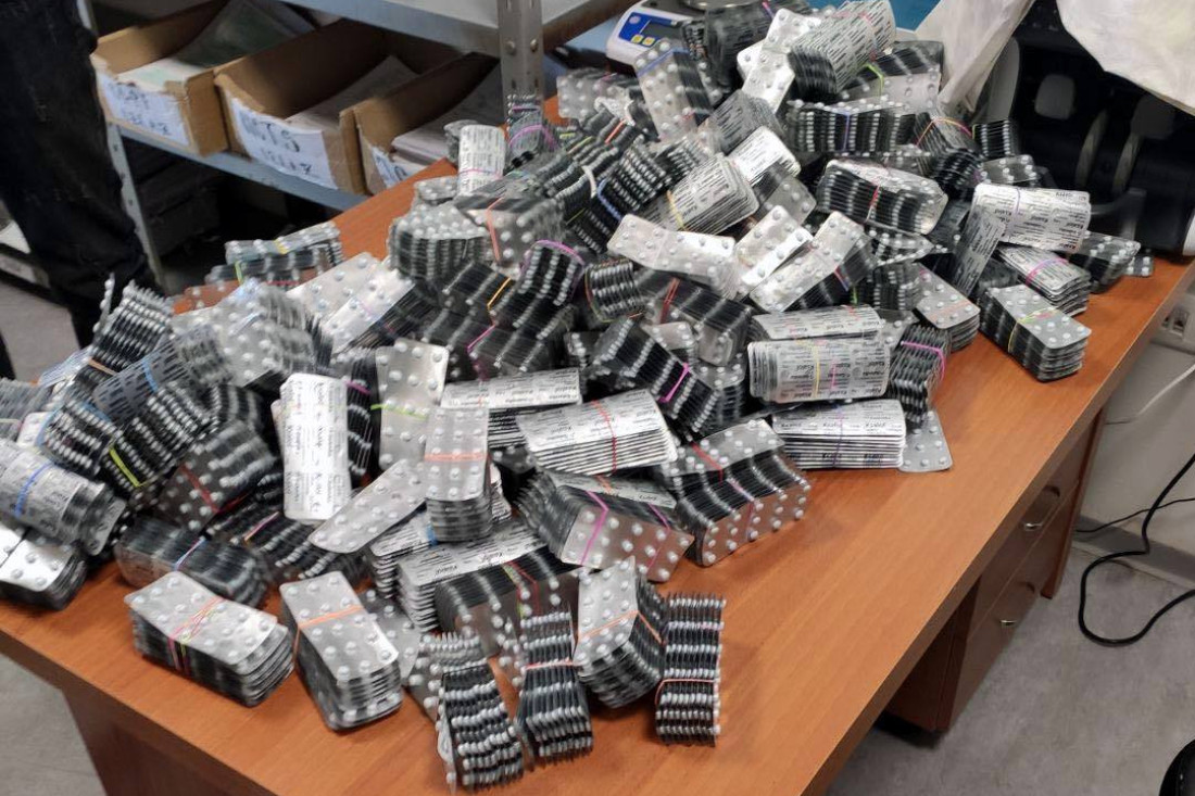 Prećutao pune torbe lekova: Evo kako su carinici otkrili krijumčara (FOTO)