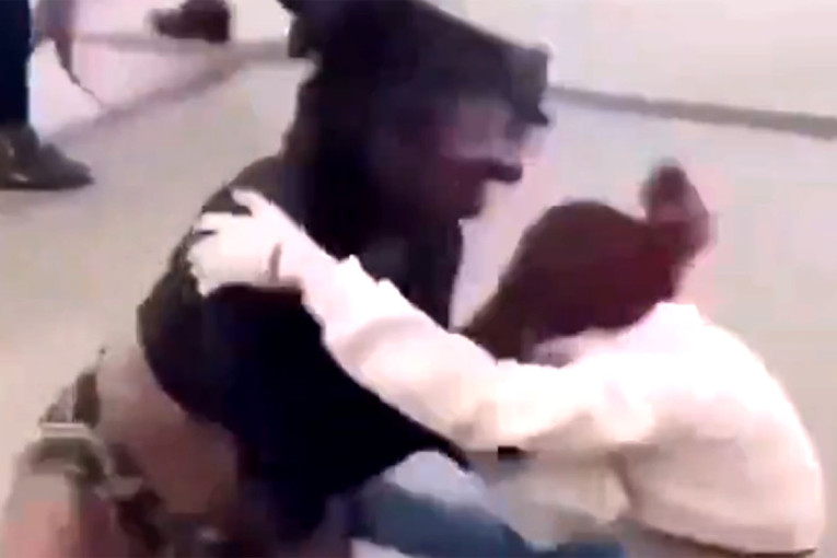 Krvnička tuča dve tinejdžerke! Oborila je na pod i udarala joj glavu o beton! (UZNEMIRUJUĆI VIDEO)