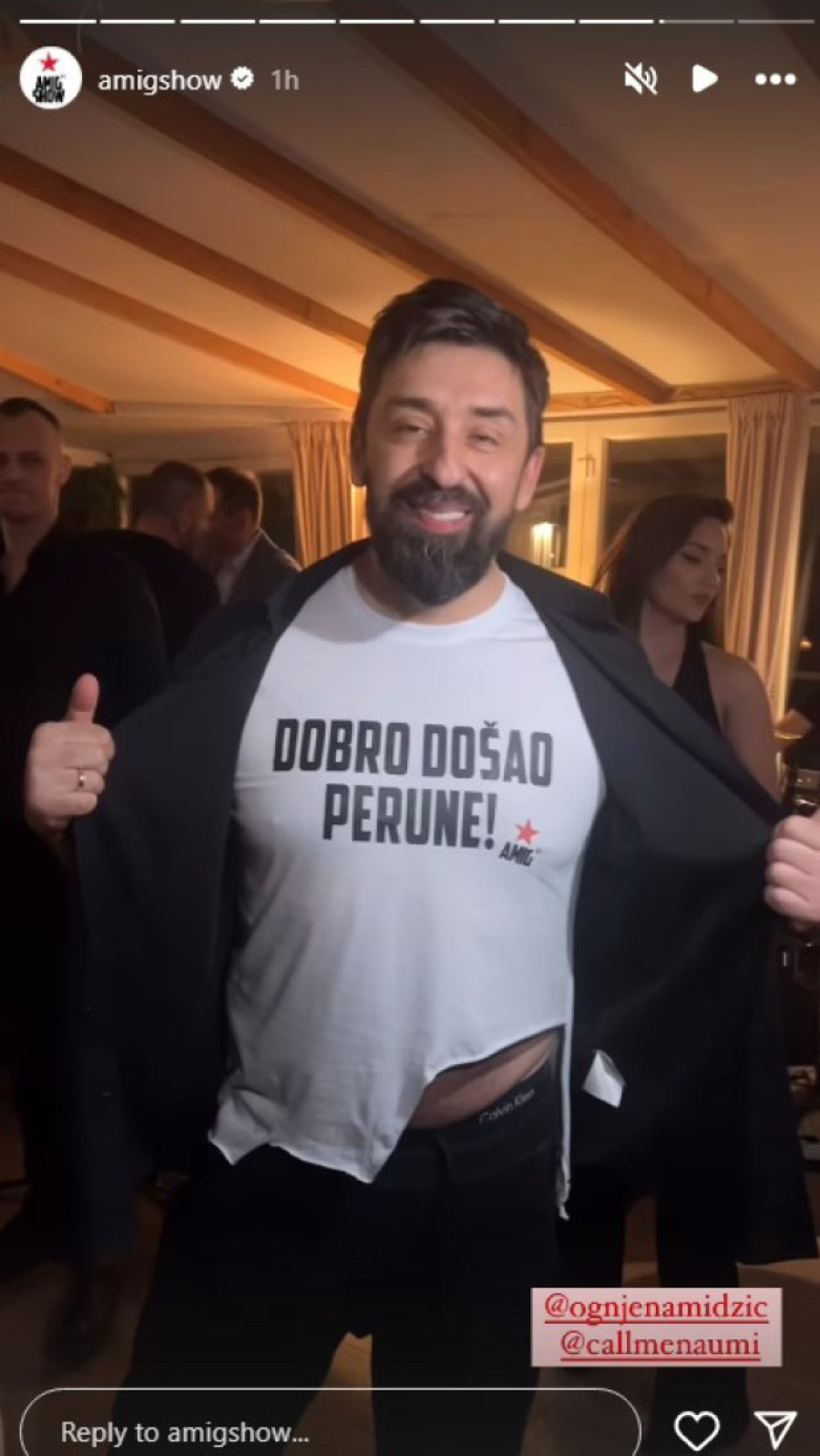 Amidžiću cepali majicu, a onda je zapevao! Pokazao kako slavi rođenje sina Peruna (FOTO)