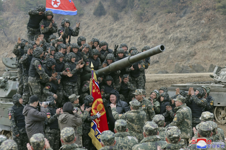 Kim Džong Un u "najomiljenijem tenku na svetu": Vojska oduševljeno pozirala sa liderom (FOTO)