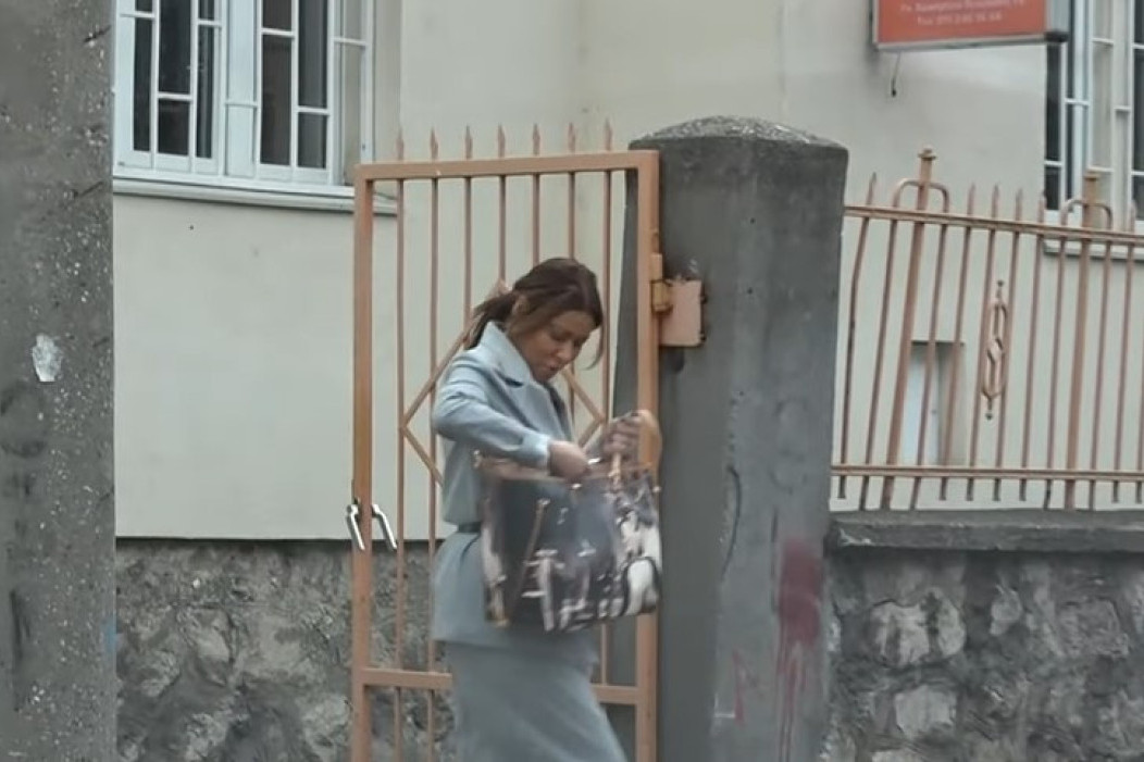 Ana Nikolić viđena u Centru za socijalni rad! Snimak pokazuje: Šta je s pevačicom, reperom i njihovom ćerkom u jeku drame (FOTO/VIDEO)