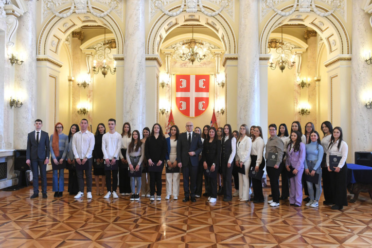 Vučević uručio stipendije studentima i učenicima: Mladi daju novu snagu i energiju Ministarstvu odbrane i Vojsci Srbije (FOTO)