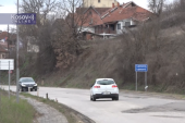 Uklanjaju srpska obeležja: Skidaju saobraćajne ćirilične table uz pratnju takozvane kosovske policije (VIDEO)