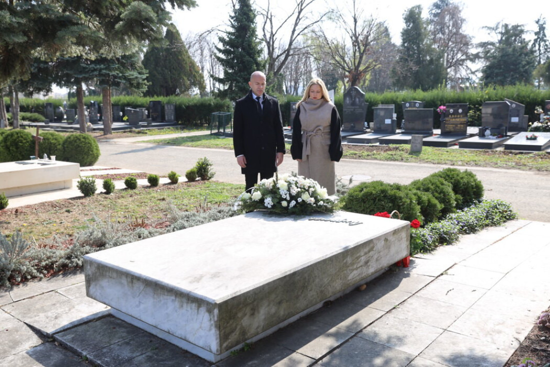 Na današnji dan rođen je veliki Mika Antić: Grad Novi Sad ga nije zaboravio (FOTO)