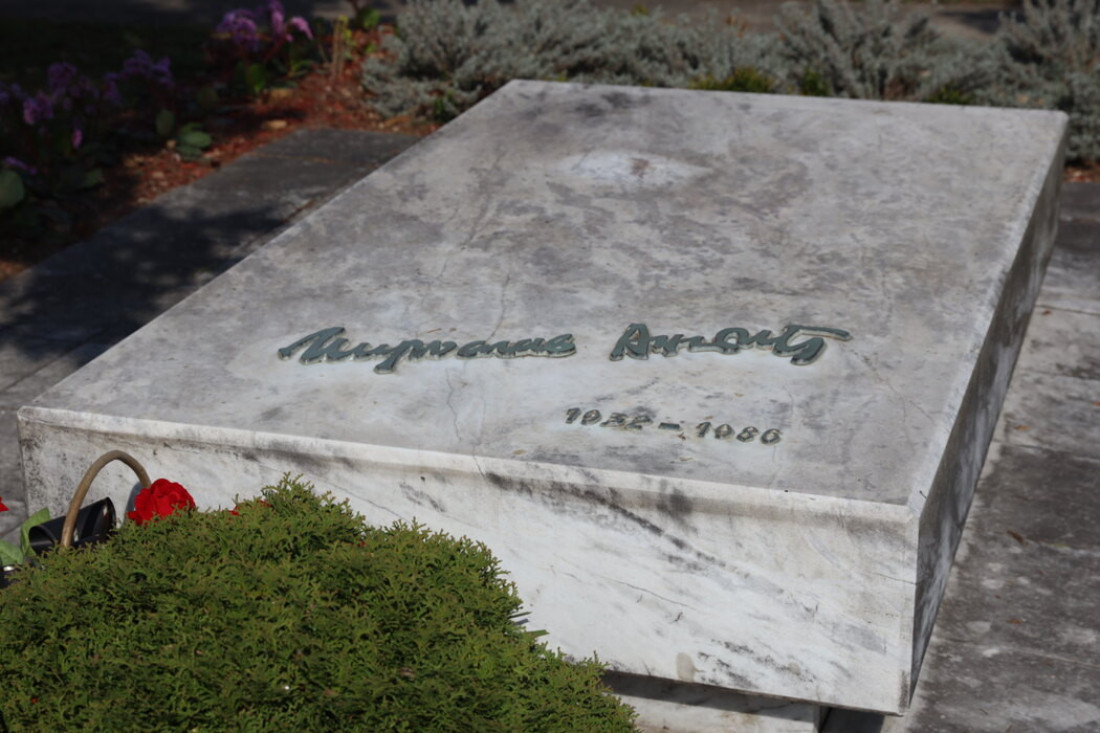 Na današnji dan rođen je veliki Mika Antić: Grad Novi Sad ga nije zaboravio (FOTO)