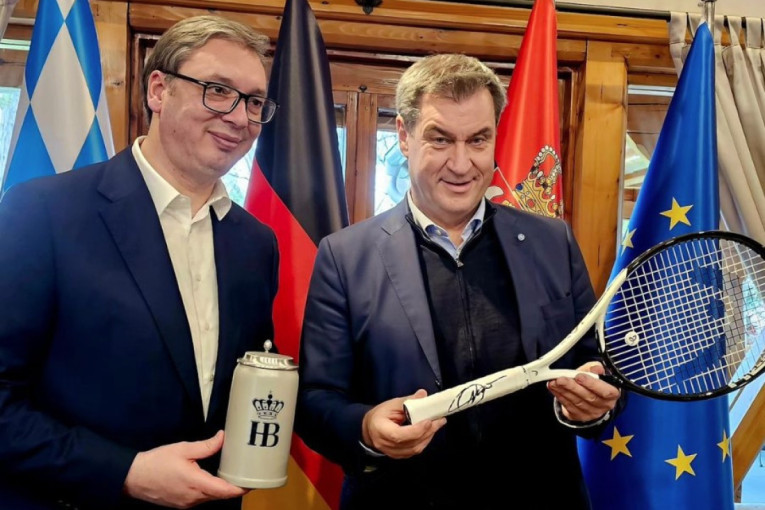 Za Zedera Novakov reket, Vučiću krigla čuvenog piva: Predsednik i šef Bavarske razmenili poklone (FOTO)