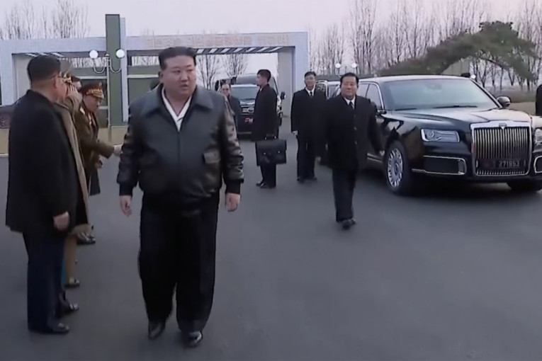 Kim prvi put u Putinovom poklonu: Pogledajte kako ruski "auris" tutnji Severnom Korejom (FOTO/VIDEO)